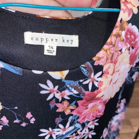 Simply dressed - Picture 4 of 4